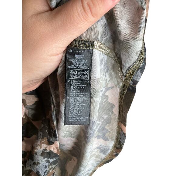 Forever 21 Shirt Studded Shoulders Long Sleeves Camo Green Womens Medium NWT - Picture 3 of 5